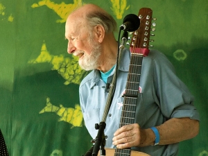 Pete_Seeger old with guitar
